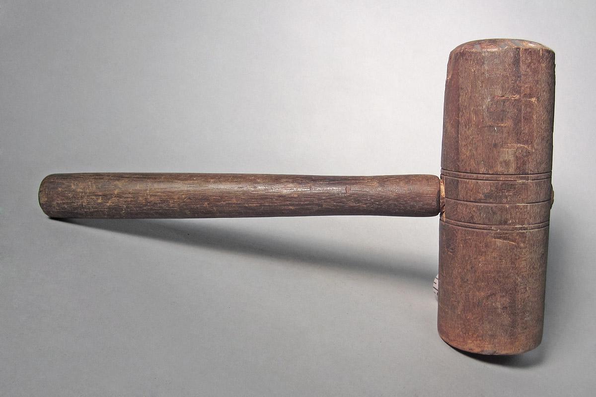 1986.0050.438, Mallet, side 1