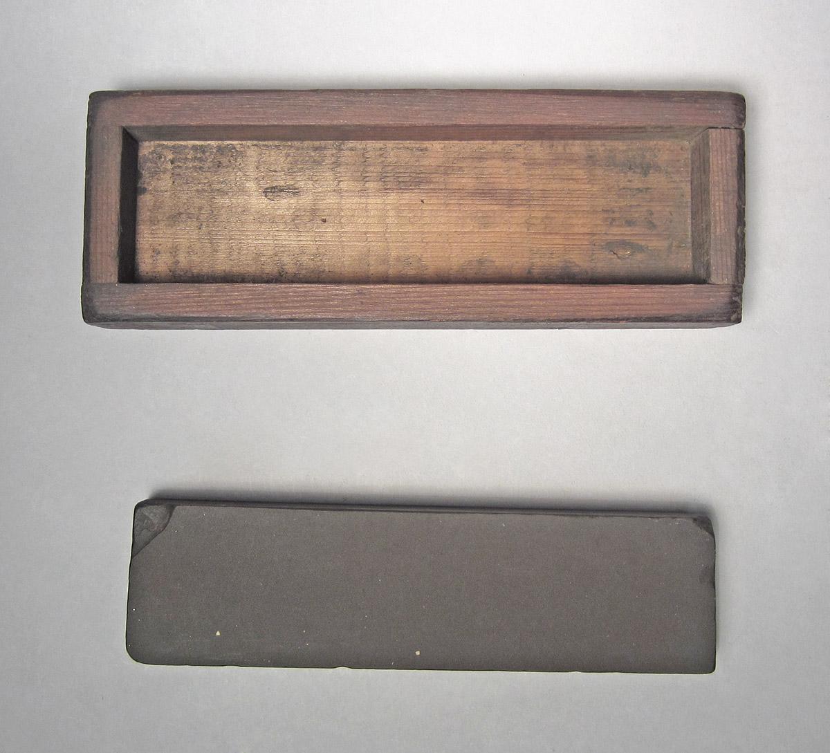 1986.0050.440 A, B, Oil stone and box, overall side 1