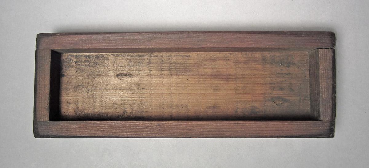 1986.0050.440 A, B, Oil stone and box, box side 1