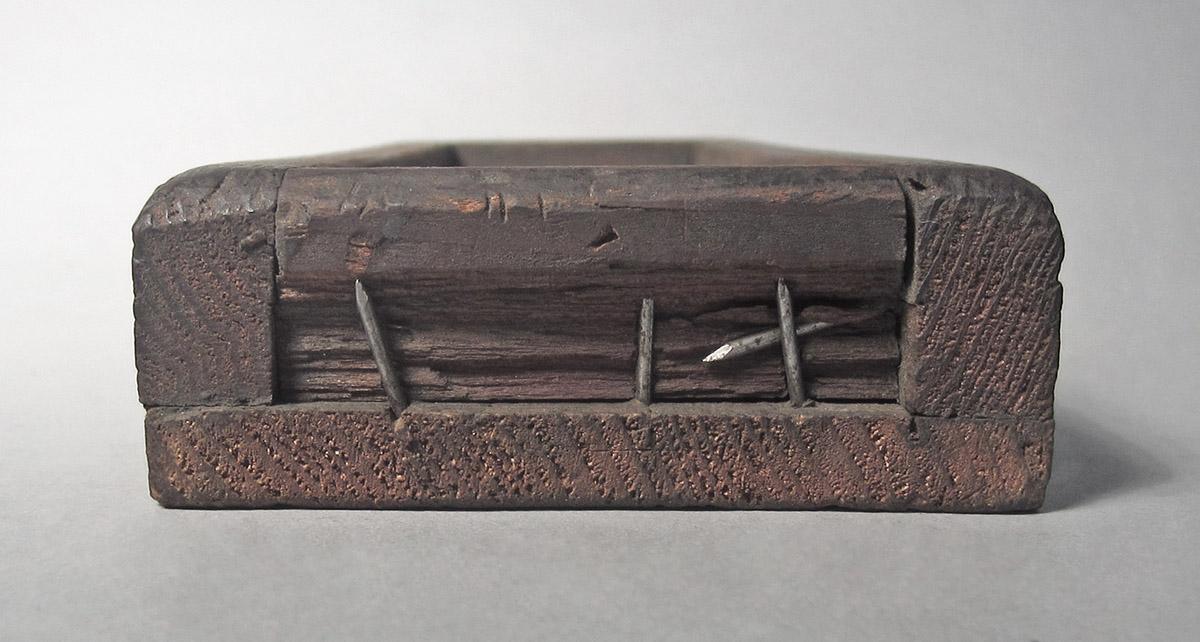 1986.0050.440 A, B, Oil stone and box, box side 3