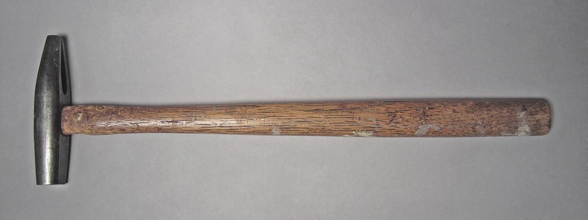 1986.0050.454, Hammer, side 1