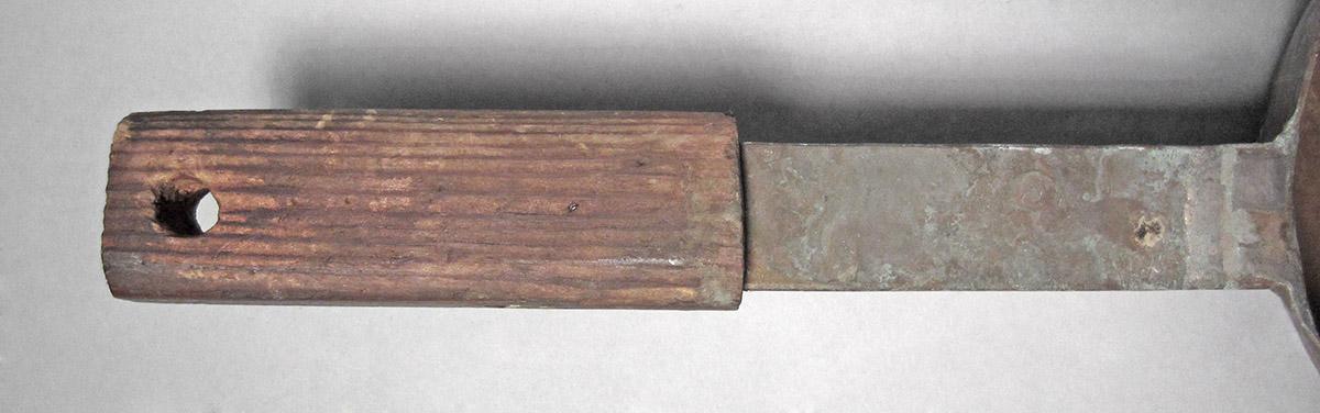 1986.0050.461, Pan, handle side 1