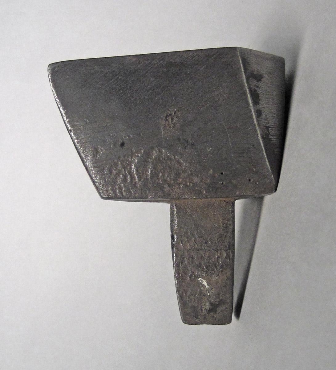 1986.0050.472, Planishing head, side 3