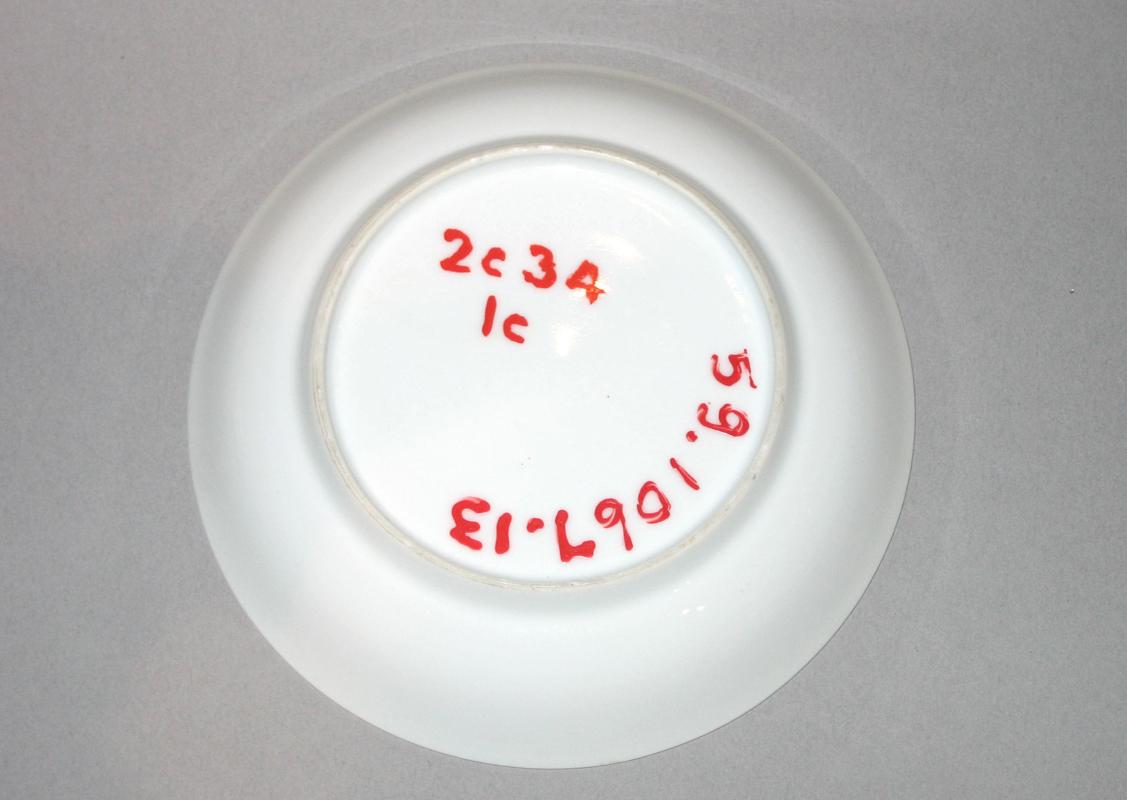 1959.1067.013 Saucer underside