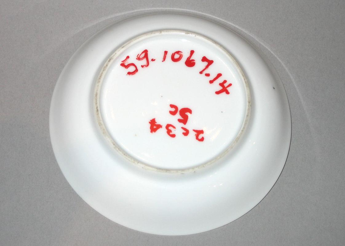 1959.1067.014 Saucer underside
