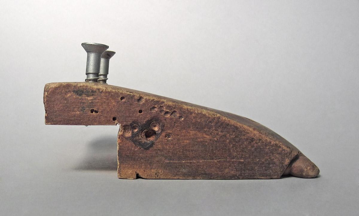 1986.0050.512, Bench pin, side 3