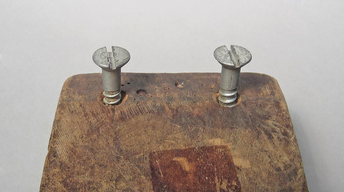 1986.0050.512, Bench pin, screws