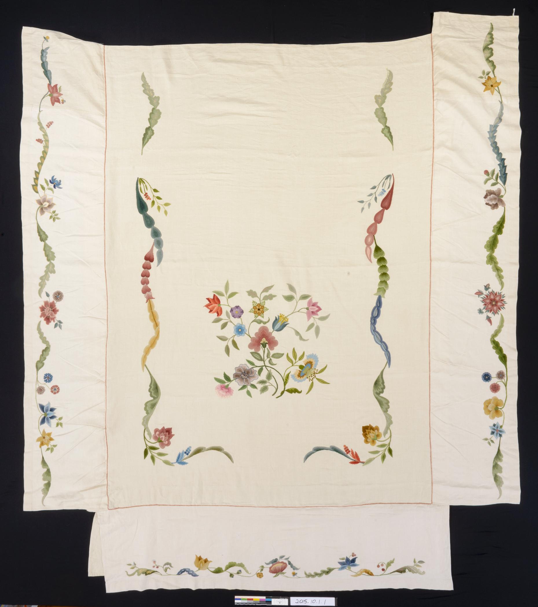 2015.0010.001.001 Bedcover, view 2