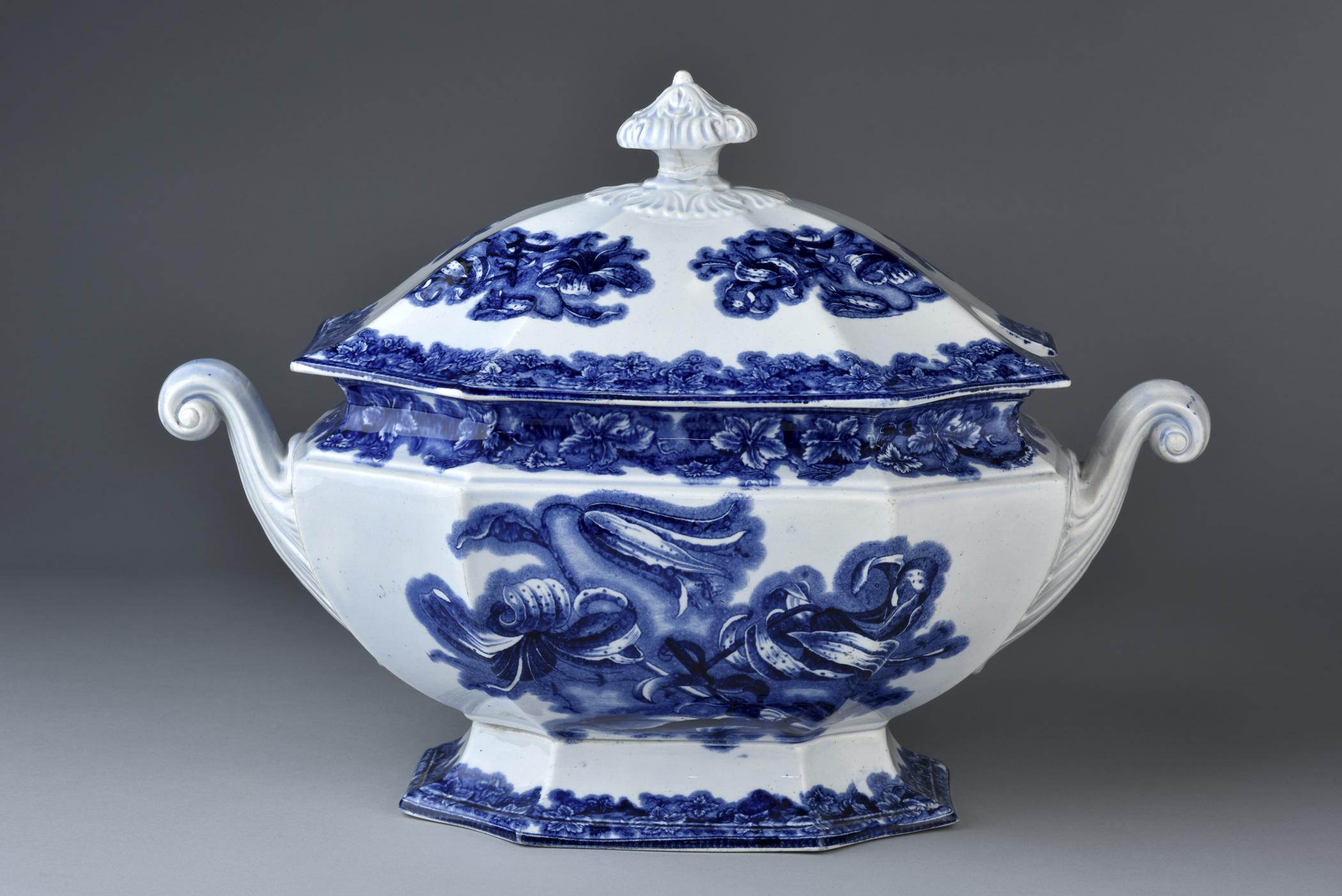 2014.0042.018 A Tureen, B Lid, view 1