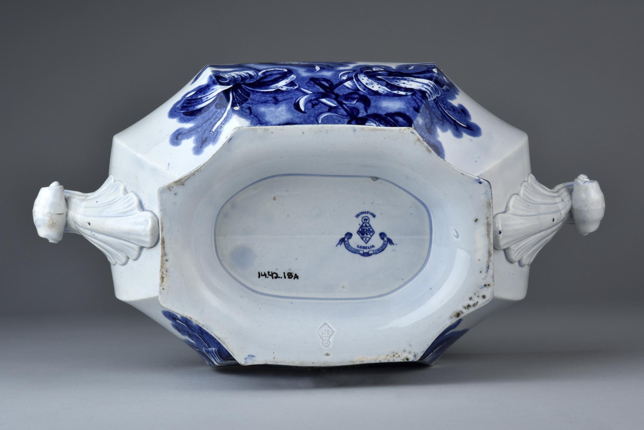 2014.0042.018 A Tureen, view 2, underside