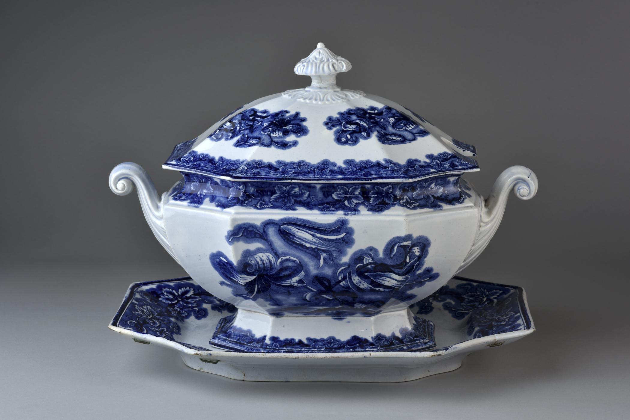 2014.0042.018 A Tureen, B Lid, C Tureen stand, view 1