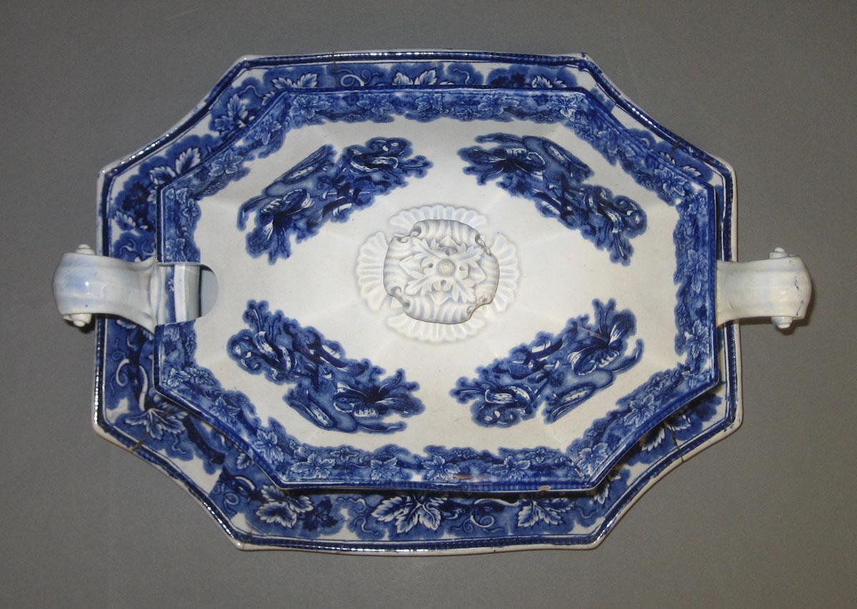 2014.0042.018 A-C Tureen and stand top view