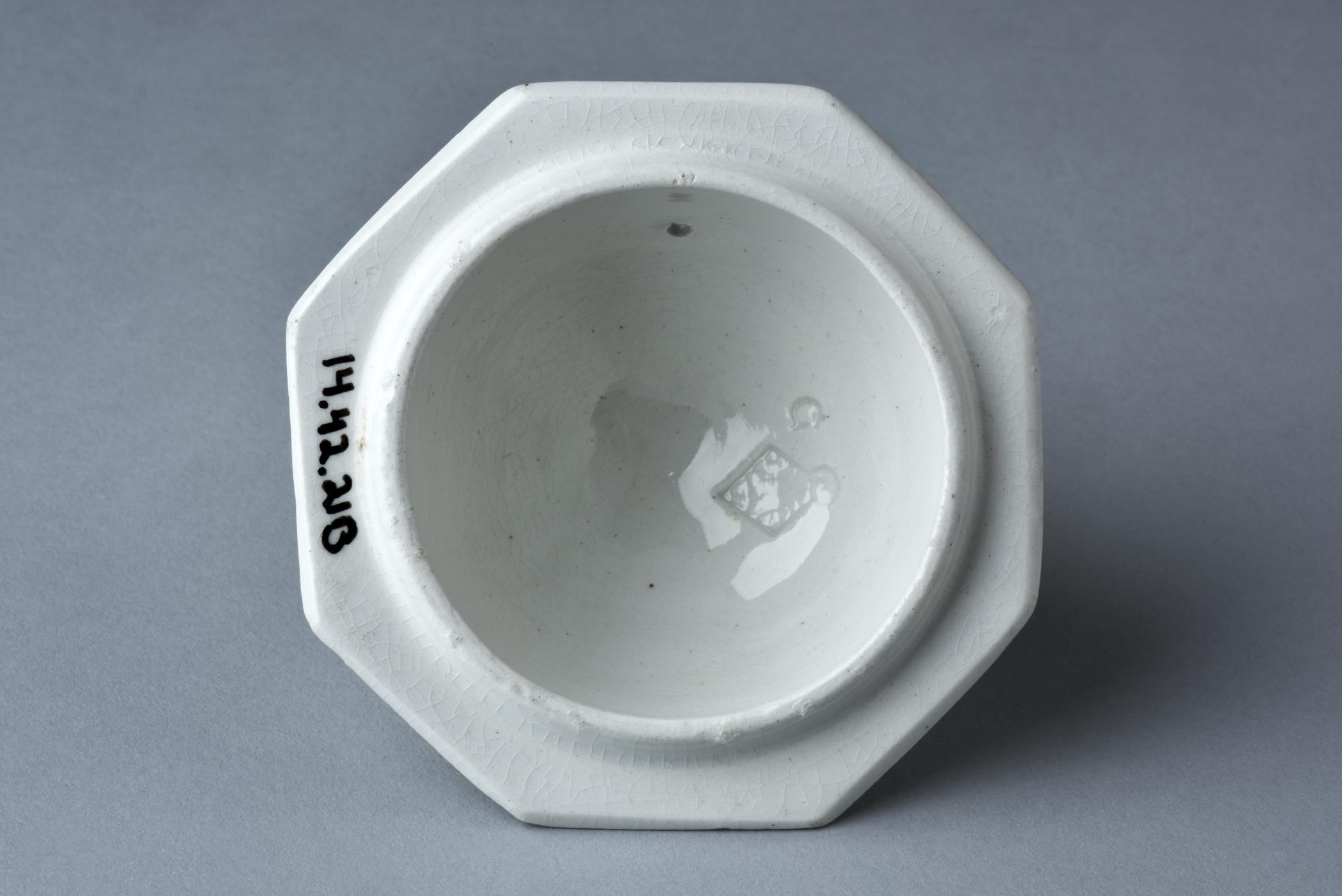 2014.0042.021 B Lid, view 1