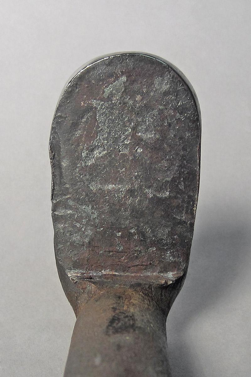 1986.0050.711, Shaping stake, head bottom