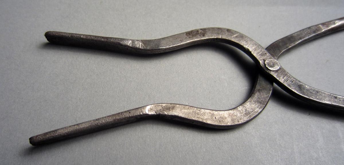 1986.0050.755 Tongs, Jaws