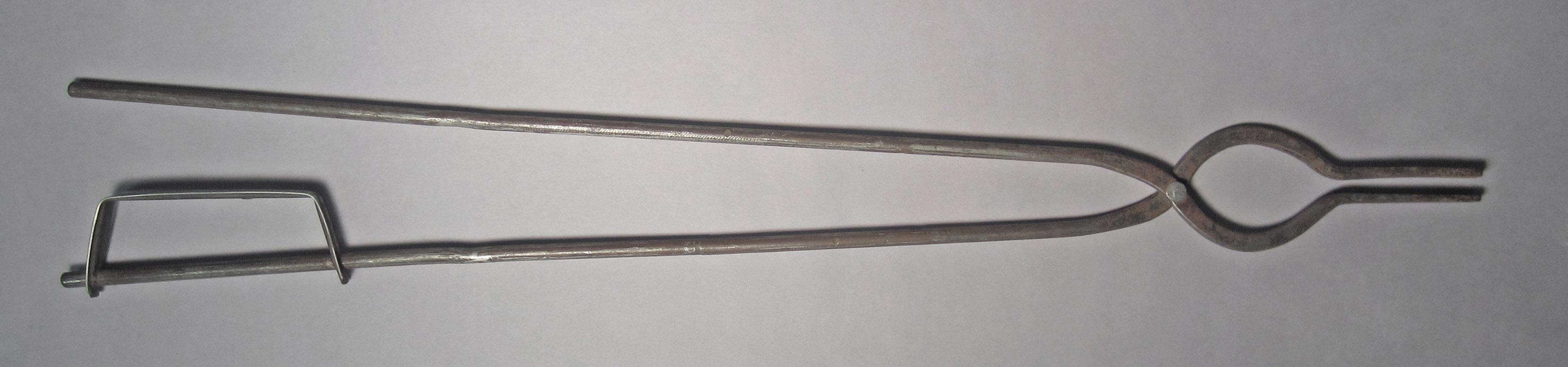 1986.0050.792, Tongs, side 1