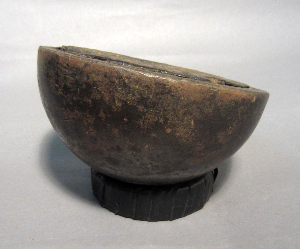 1986.0050.798 A-B Pitch bowl, Side