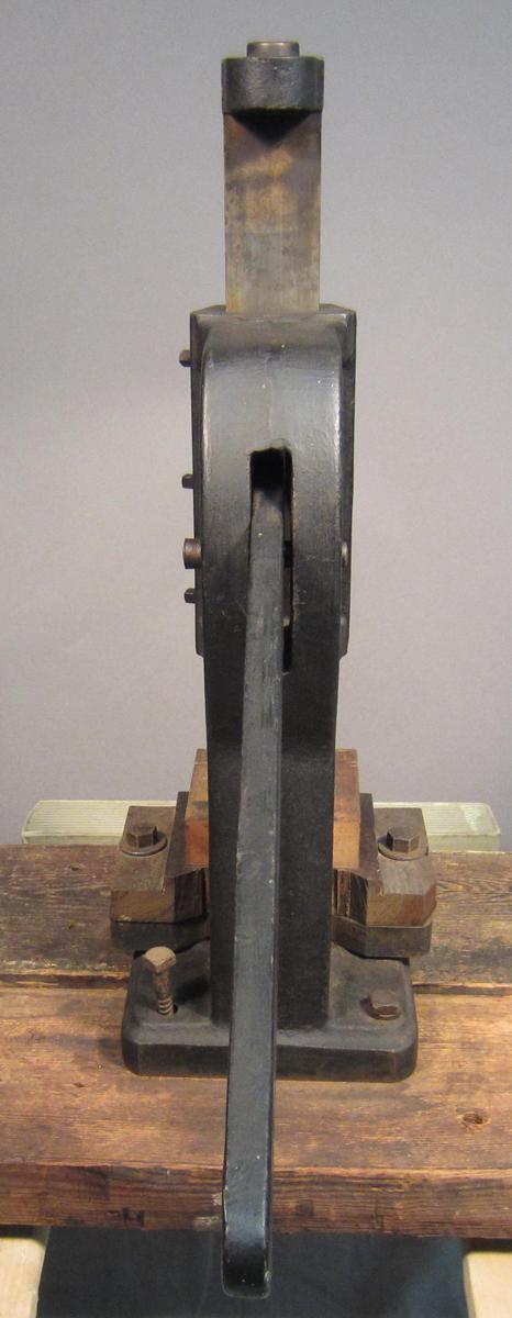 1986.0050.803 A Press, Side alt