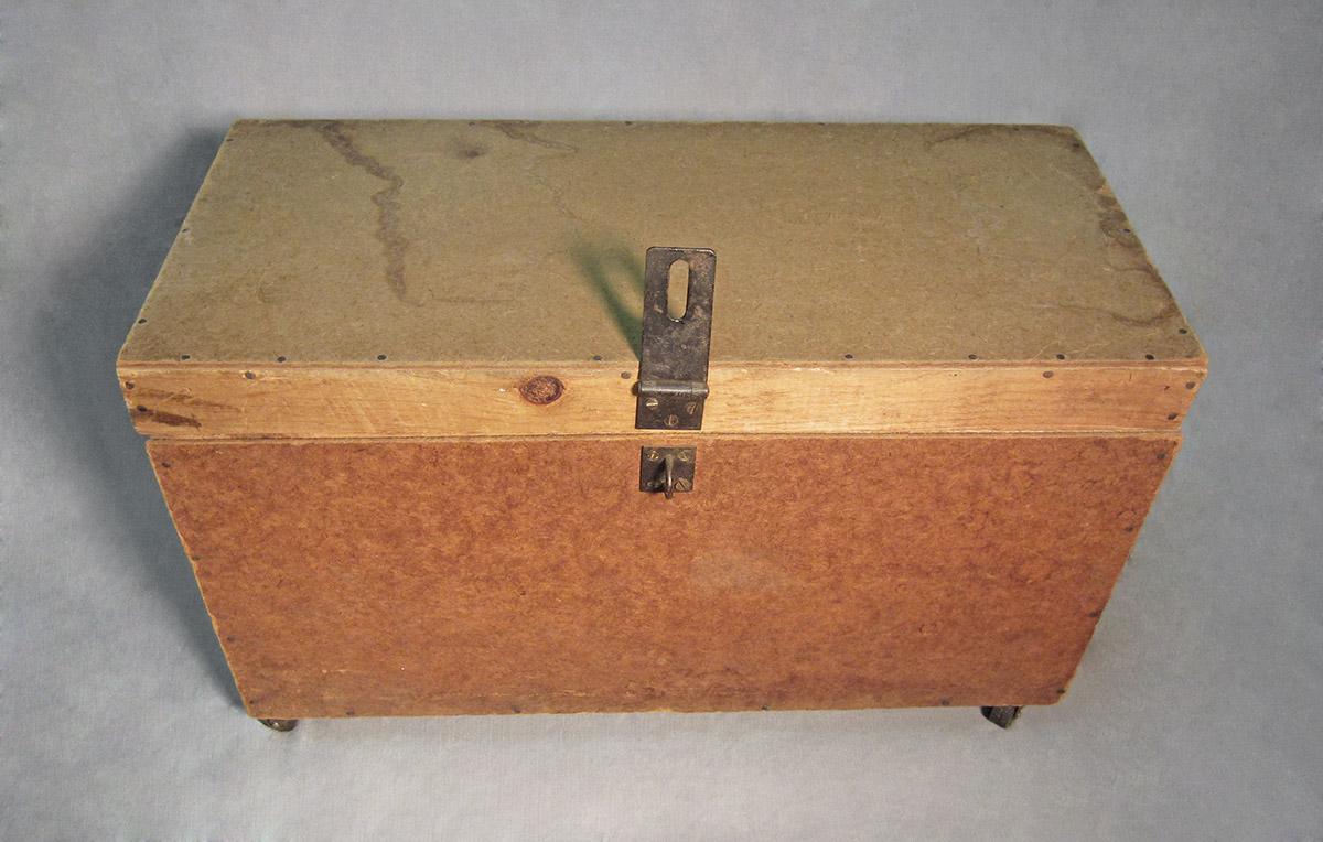 1986.0050.804.001, Tool chest, angle