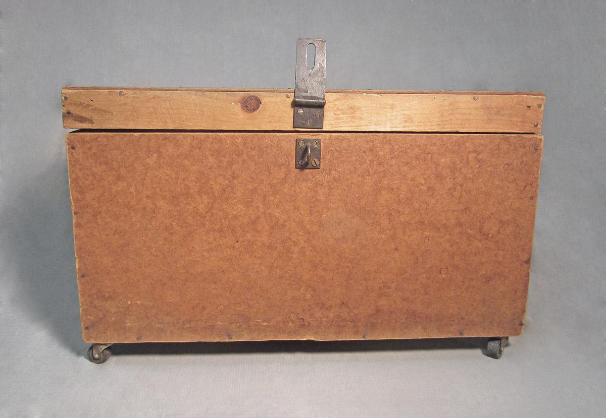 1986.0050.804.001, Tool chest, front