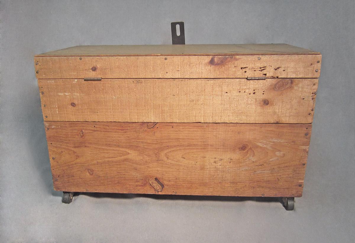 1986.0050.804.001, Tool chest, back