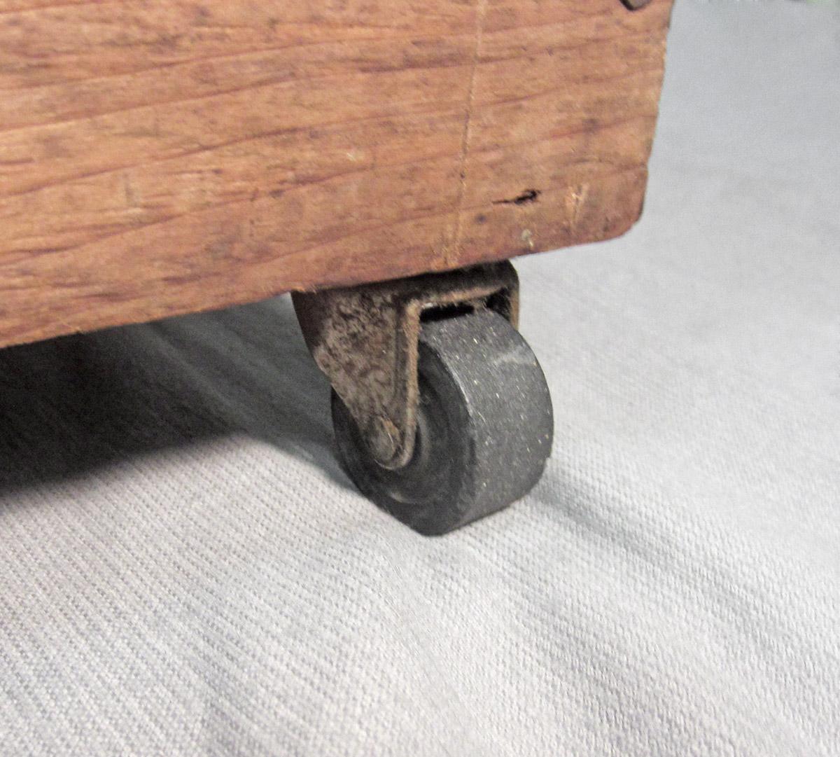 1986.0050.804.001, Tool chest, wheel