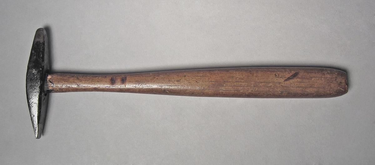 1986.0050.804.003, Hammer, side 1