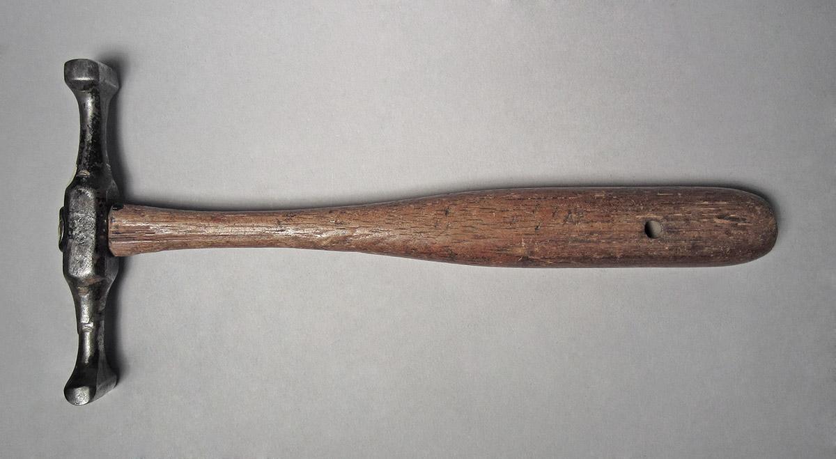 1986.0050.804.005, Hammer, side 1