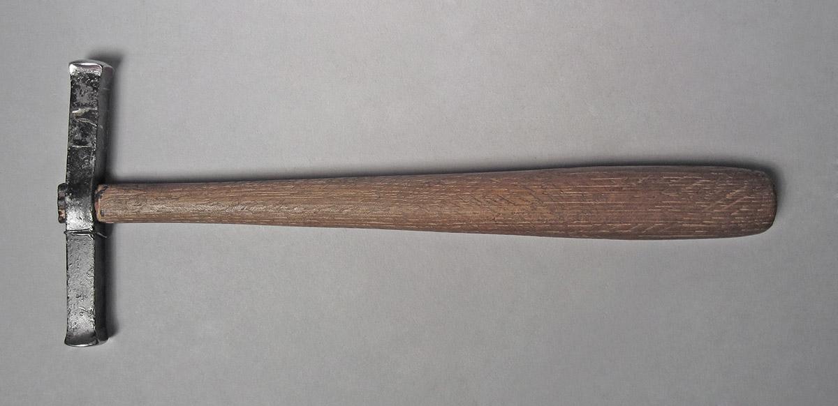1986.0050.804.006, Hammer, side 1