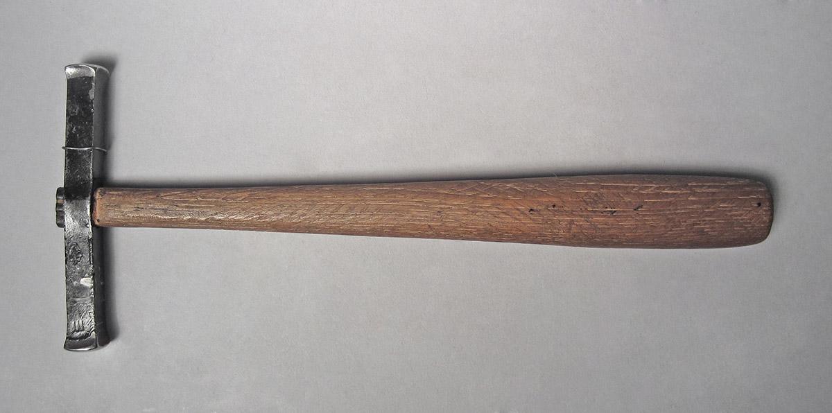 1986.0050.804.006, Hammer, side 2