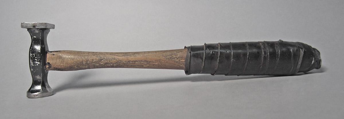 1986.0050.804.008, Hammer, side 1