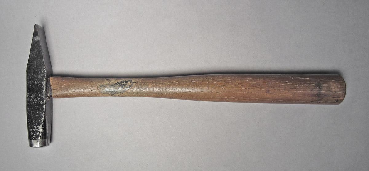 1986.0050.804.011, Hammer, side 1