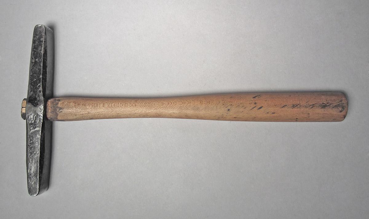 1986.0050.804.016, Hammer, side 1