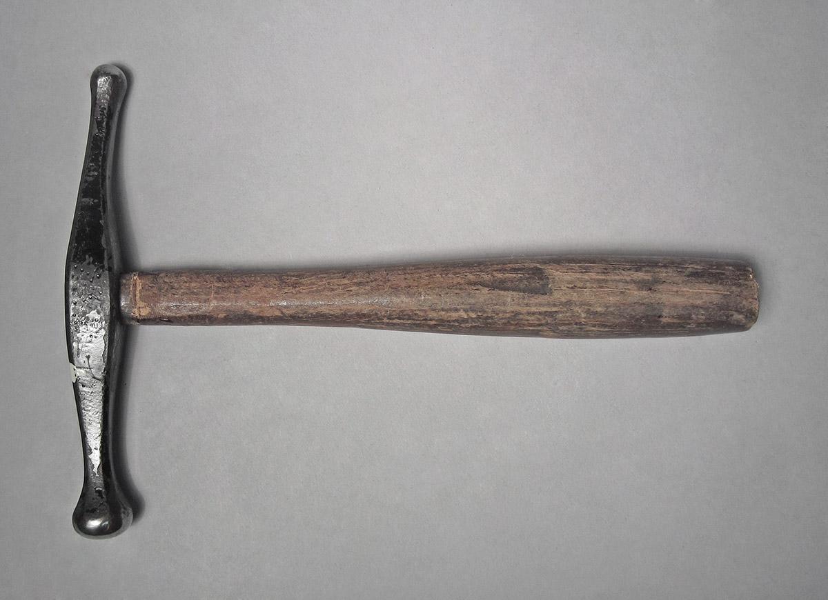1986.0050.804.018, Hammer, side 1