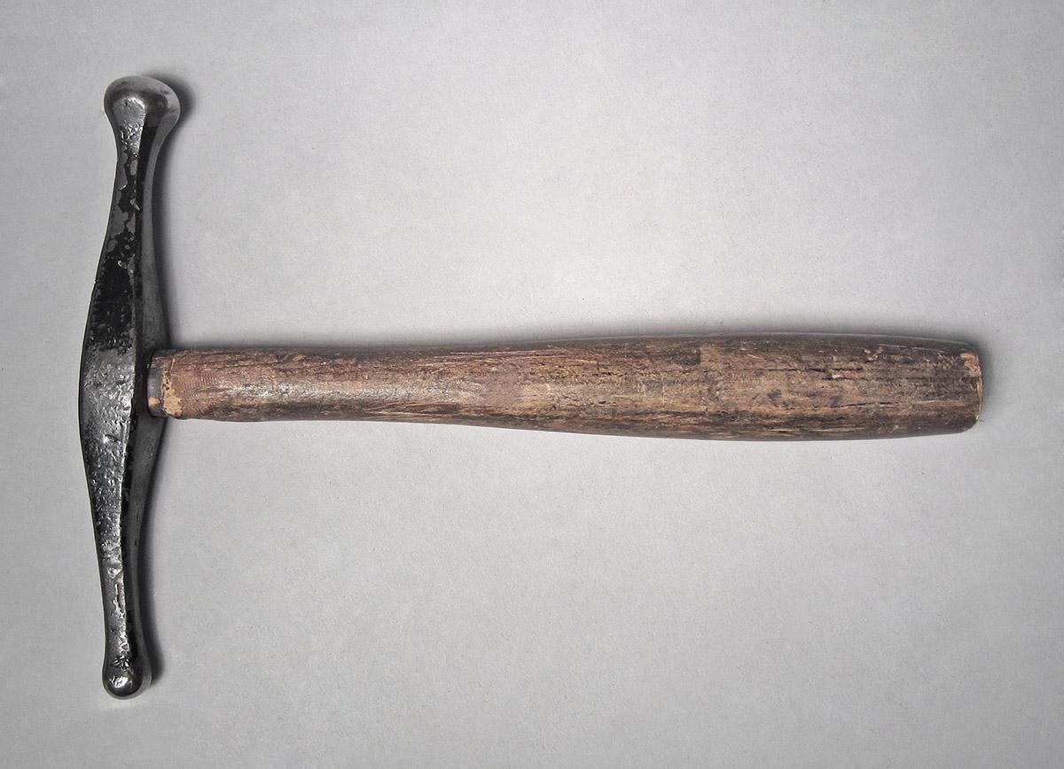 1986.0050.804.018, Hammer, side 2