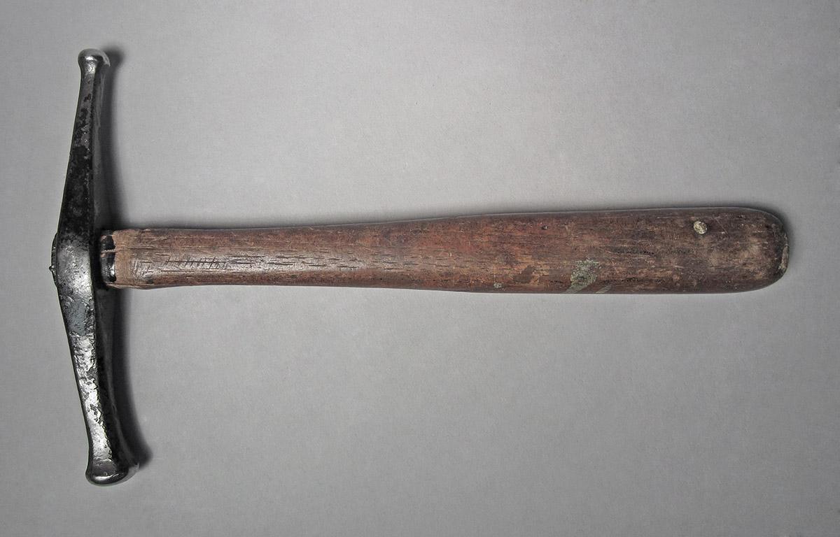 1986.0050.804.024, Hammer, side 1