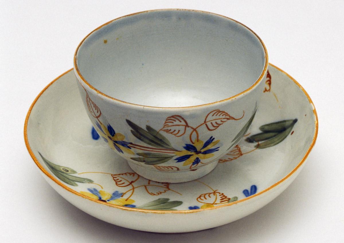 1959.1162 A, B Pearlware teabowl and saucer
