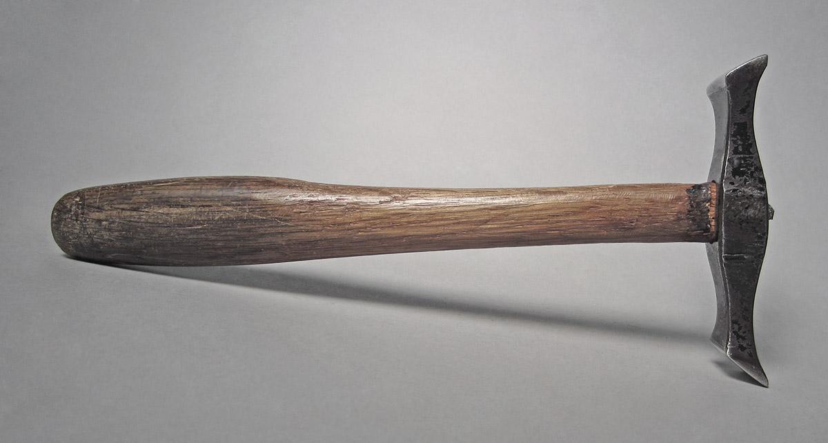 1986.0050.813.001.002, Hammer, side 1