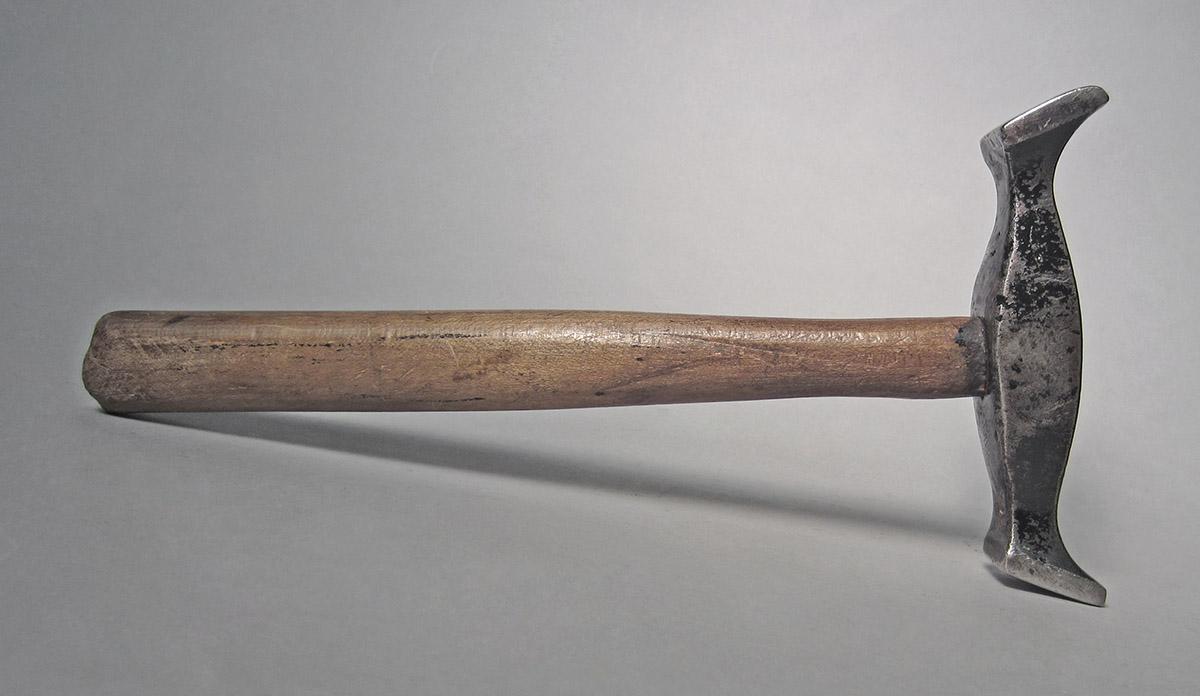 1986.0050.813.001.003, Hammer, side 1