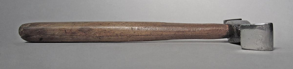 1986.0050.813.001.003, Hammer, side 2
