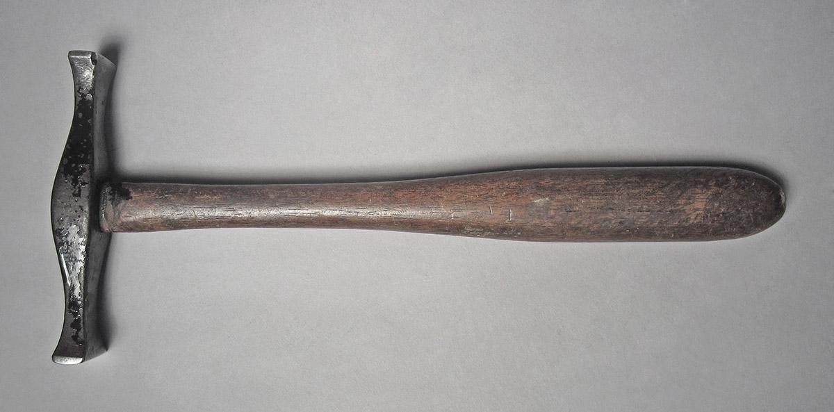 1986.0050.813.001.004, Hammer, side 1