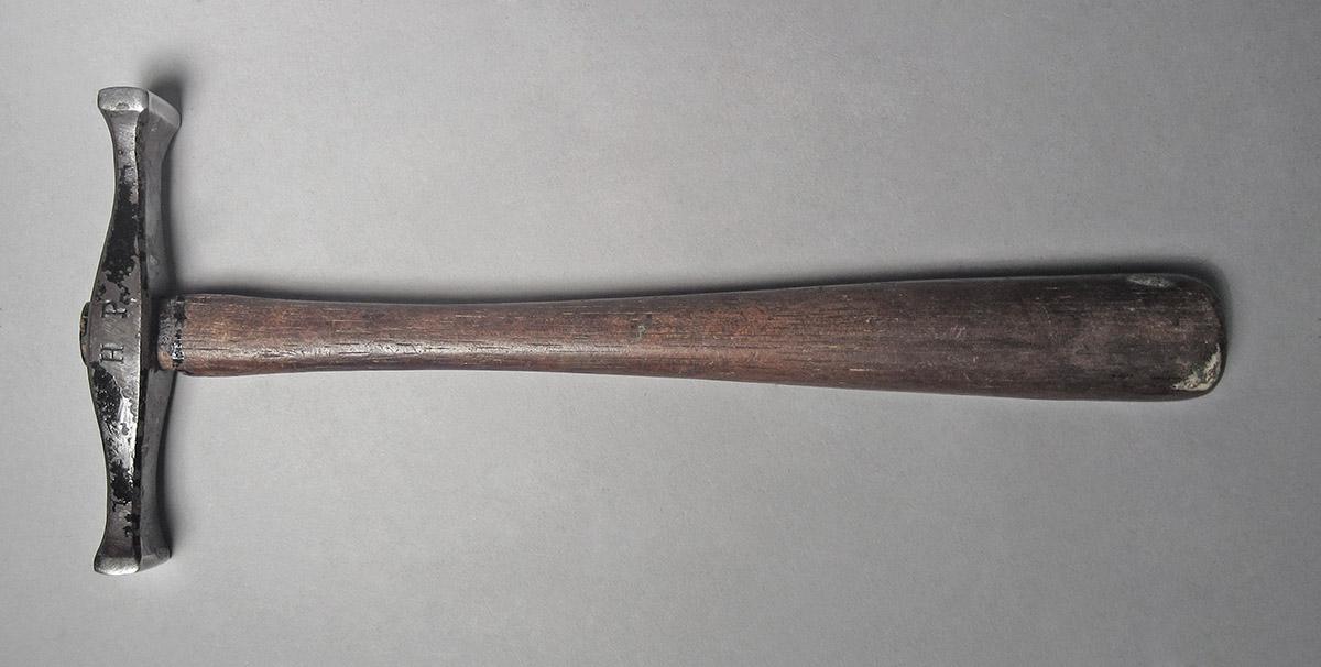 1986.0050.813.001.005, Hammer, side 1