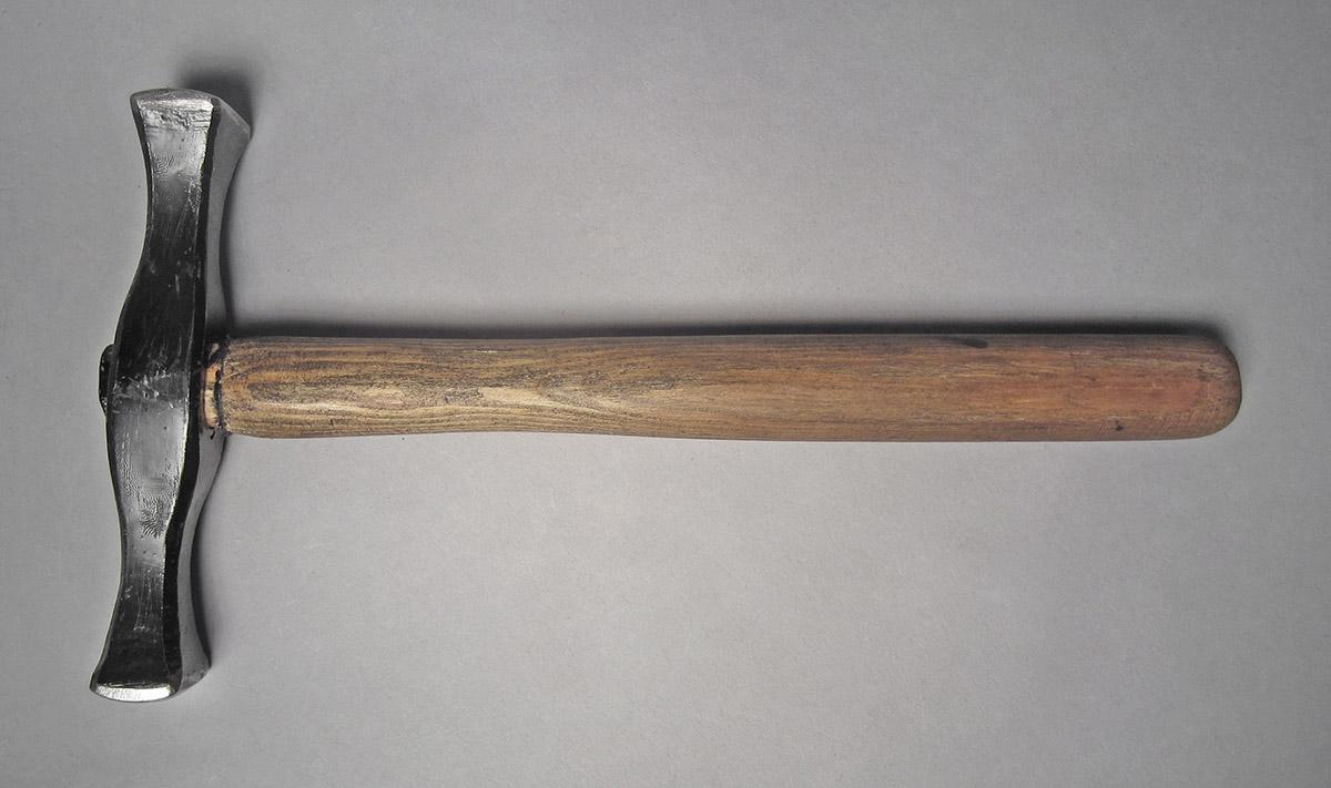 1986.0050.813.001.006, Hammer, side 1