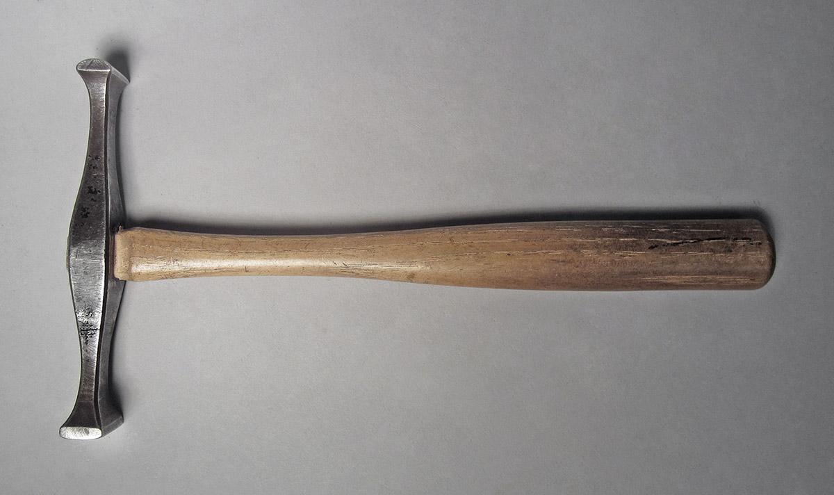 1986.0050.813.001.007, Hammer, side 1