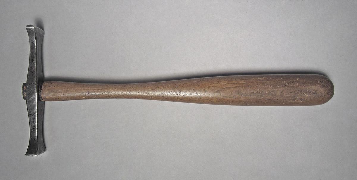 1986.0050.813.001.008, Hammer, side 1