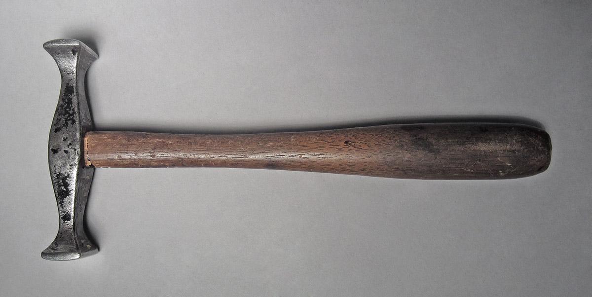 1986.0050.813.001.009, Hammer, side 1