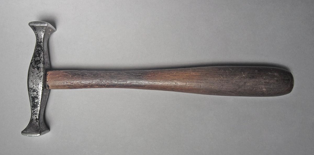 1986.0050.813.001.009, Hammer, side 2