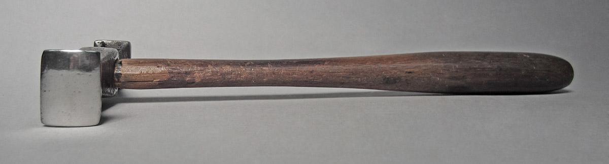 1986.0050.813.001.009, Hammer, side 3