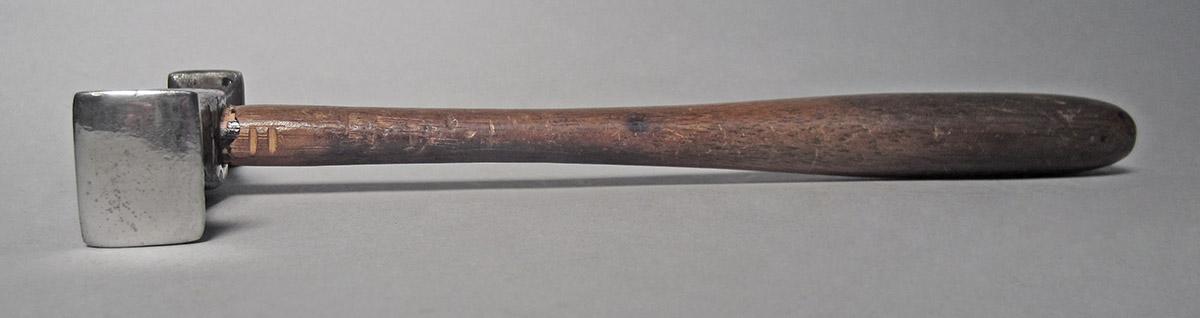 1986.0050.813.001.009, Hammer, side 4