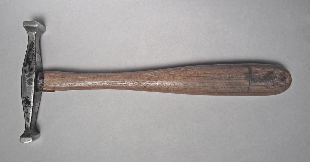 1986.0050.813.001.010, Hammer, side 1